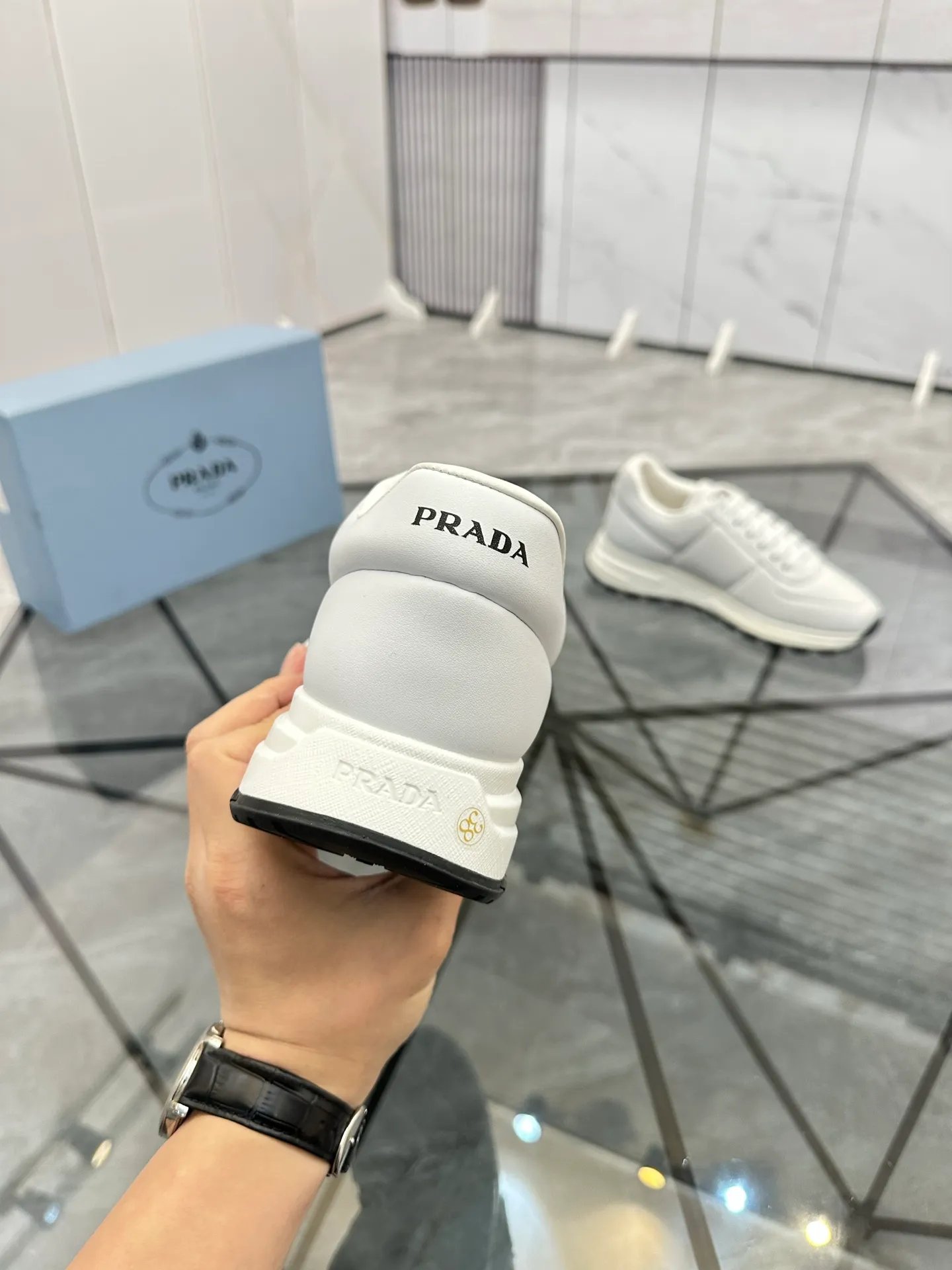 Men's shoes: 💰P440¥ Product trademark: Prada *"Prada*" low-top casual shoes Regular size: 38-44 (can be customized to 45.46) Product materials: imported cowhide upper, sheepskin lining, original outsole. Number: 835